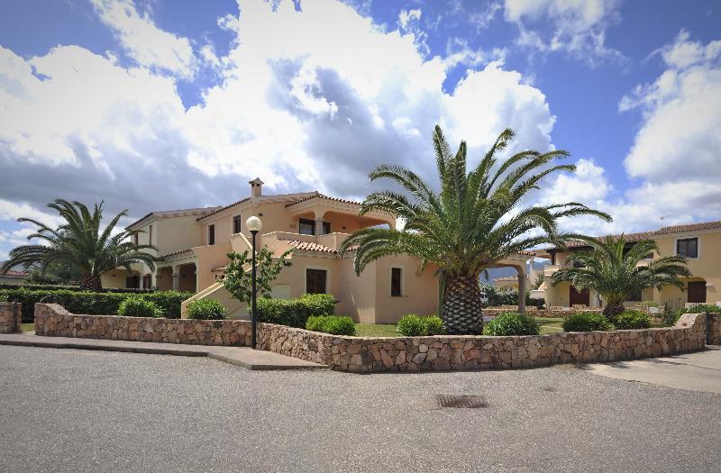 Residence Le Canne San Teodoro  Buitenkant foto